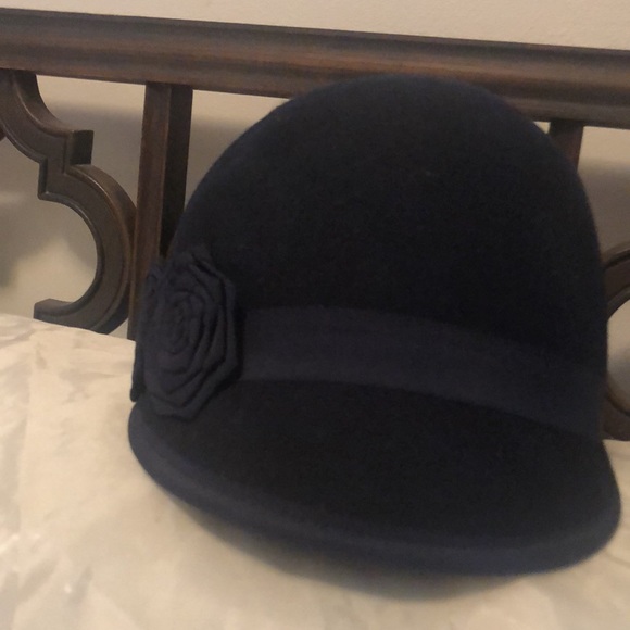 Cute little navy hat with one sided flower accent. 100% wool - Picture 3 of 4